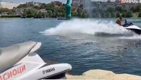 КАКО ДАВЉЕНИКЕ ИЗБАВЉАМО ИЗ КАНЏИ ТАЛАСА: Новости у акцији са спасиоцима на Ади Циганлији (ВИДЕО) КАКО ДАВЉЕНИКЕ ИЗБАВЉАМО ИЗ КАНЏИ ТАЛАСА: Новости у акцији са спасиоцима на Ади Циганлији (ВИДЕО)