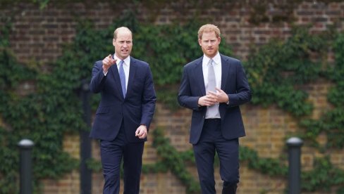 PRINC HARI U BRZINI NAPUSTIO BRITANIJU: Dvadeset minuta nakon otkrivanja spomenika princezi Dajani otišao iz Kensingtonske palate (FOTO) PRINC HARI U BRZINI NAPUSTIO BRITANIJU: Dvadeset minuta nakon otkrivanja spomenika princezi Dajani otišao iz Kensingtonske palate (FOTO)