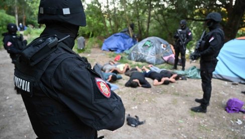 ВЕЛИКА АКЦИЈА СРПСКЕ ПОЛИЦИЈЕ: У Српском Крстуру пала кријумчарска банда, вршили различита кривична дела (ФОТО) ВЕЛИКА АКЦИЈА СРПСКЕ ПОЛИЦИЈЕ: У Српском Крстуру пала кријумчарска банда, вршили различита кривична дела (ФОТО)