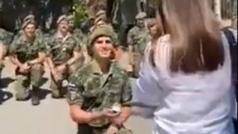 СРПСКИ ВОЈНИК РАЗНЕЖИО МНОГЕ: Питомац Војне академије на оригиналан начин запросио своју драгу (ВИДЕО) СРПСКИ ВОЈНИК РАЗНЕЖИО МНОГЕ: Питомац Војне академије на оригиналан начин запросио своју драгу (ВИДЕО)