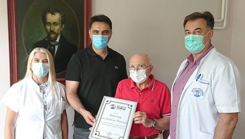 ПРЕКИНУО ПЕНЗИЈУ ДА БИ ПОМАГАО КОЛЕГАМА ТОКОМ ЕПИДЕМИЈЕ: Шабачка болница се захвалила племенитом колеги ПРЕКИНУО ПЕНЗИЈУ ДА БИ ПОМАГАО КОЛЕГАМА ТОКОМ ЕПИДЕМИЈЕ: Шабачка болница се захвалила племенитом колеги
