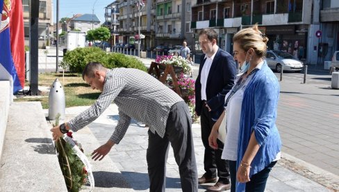 U ĆUPRIJI OBELEŽEN DAN BORCA: Više delegacija položilo vence na spomenike U ĆUPRIJI OBELEŽEN DAN BORCA: Više delegacija položilo vence na spomenike