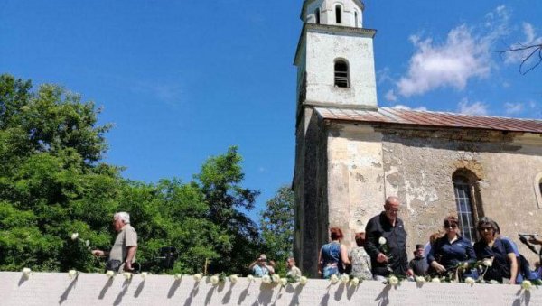 ВОЂЕНИ МАКСОМ ЛУБУРИЋЕМ МУЧИЛИ И УБИЈАЛИ СРПСКЕ ЦИВИЛЕ: Српско народно вијеће поставило споменик жртвама усташа у Доњој Суваји ВОЂЕНИ МАКСОМ ЛУБУРИЋЕМ МУЧИЛИ И УБИЈАЛИ СРПСКЕ ЦИВИЛЕ: Српско народно вијеће поставило споменик жртвама усташа у Доњој Суваји