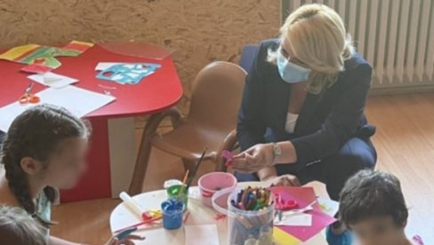 MINISTARKA KISIĆ TEPAVČEVIĆ OBIŠLA DOM U ZVEČANSKOJ: Zaposleni posvećeni deci i brizi o njihovim potrebama (FOTO) MINISTARKA KISIĆ TEPAVČEVIĆ OBIŠLA DOM U ZVEČANSKOJ: Zaposleni posvećeni deci i brizi o njihovim potrebama (FOTO)