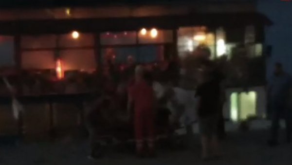 ДЕТАЉИ ДРАМЕ НА КЕЈУ ОСЛОБОЂЕЊА: Младића исекла елиса глисера, повреда изненадила и лекаре (ВИДЕО) ДЕТАЉИ ДРАМЕ НА КЕЈУ ОСЛОБОЂЕЊА: Младића исекла елиса глисера, повреда изненадила и лекаре (ВИДЕО)