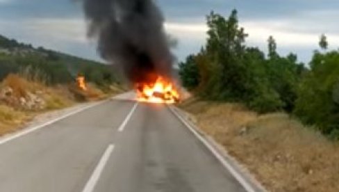 TEŽAK UDES KOD VODICA, AUTOMOBIL POTPUNO IZGOREO: Devojka izgubila kontrolu, udarila u nasip pa se prevrnula (VIDEO) TEŽAK UDES KOD VODICA, AUTOMOBIL POTPUNO IZGOREO: Devojka izgubila kontrolu, udarila u nasip pa se prevrnula (VIDEO)