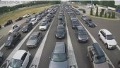 НОВИ ТАЛАС СТРАНАЦА ВОЗИ КРОЗ СРБИЈУ: Појачан саобраћај на путевима, очекују се гужве на границама НОВИ ТАЛАС СТРАНАЦА ВОЗИ КРОЗ СРБИЈУ: Појачан саобраћај на путевима, очекују се гужве на границама