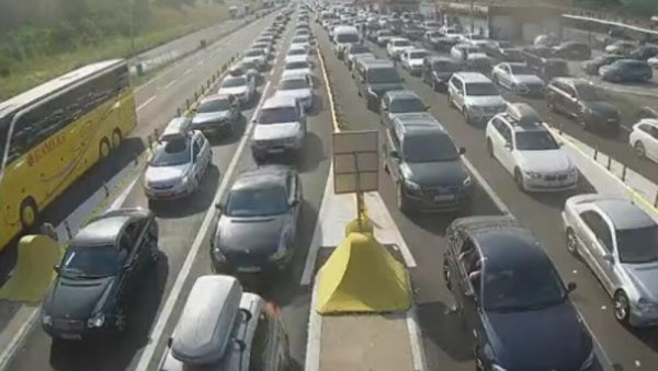 КОЛОНЕ НА ГРАНИЦАМА СЕ НЕ СМАЊУЈУ: Уколико крећете на пут - избегавајте ове прелазе КОЛОНЕ НА ГРАНИЦАМА СЕ НЕ СМАЊУЈУ: Уколико крећете на пут - избегавајте ове прелазе
