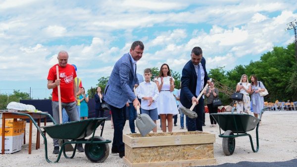 НОВО ЗДАЊЕ НИЧЕ НА ЗГАРИШТУ: У Равном Селу почела обнова Дома културе НОВО ЗДАЊЕ НИЧЕ НА ЗГАРИШТУ: У Равном Селу почела обнова Дома културе