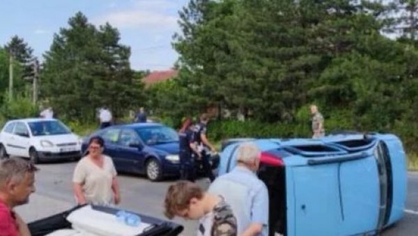 САОБРАЋАЈНА НЕСРЕЋА НА ИБАРСКОЈ: Ауто се преврнуо, више повређених особа САОБРАЋАЈНА НЕСРЕЋА НА ИБАРСКОЈ: Ауто се преврнуо, више повређених особа