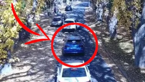ИЗАЗВАЛА БЕС СВИХ ВОЗАЧА: Изашла из кола насред улице да се фотографише, 15 минута блокирала саобраћај (ФОТО) ИЗАЗВАЛА БЕС СВИХ ВОЗАЧА: Изашла из кола насред улице да се фотографише, 15 минута блокирала саобраћај (ФОТО)
