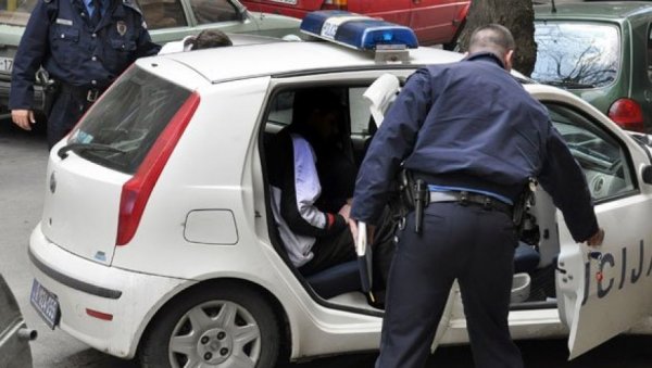 УХАПШЕНА ЖЕНА КОЈА СЕ СУМЊИЧИ ЗА УБИСТВО СУПРУГА КОД ПОЖЕГЕ: До убиства дошло након свађе УХАПШЕНА ЖЕНА КОЈА СЕ СУМЊИЧИ ЗА УБИСТВО СУПРУГА КОД ПОЖЕГЕ: До убиства дошло након свађе