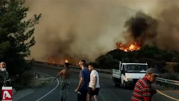ДРАМАТИЧНИ СНИМЦИ ПОЖАРА НА КИПРУ: Погинуло најмање четворо људи - ватра гута читава насеља, ветар помаже (ВИДЕО) ДРАМАТИЧНИ СНИМЦИ ПОЖАРА НА КИПРУ: Погинуло најмање четворо људи - ватра гута читава насеља, ветар помаже (ВИДЕО)