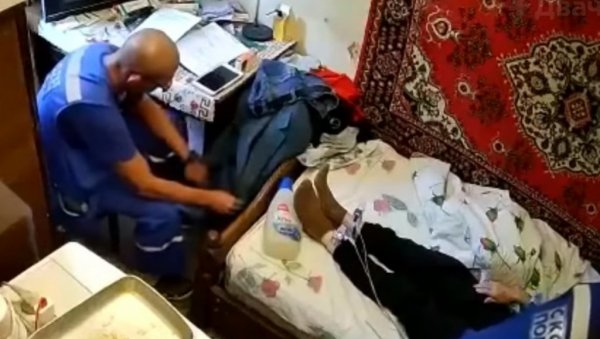 ЛЕКАР ХТЕО ДА ОПЉАЧКА СТАРЦА: Ратни ветеран позвао Хитну помоћ, они му изврнули џепове - скандал тресе Русију (ВИДЕО) ЛЕКАР ХТЕО ДА ОПЉАЧКА СТАРЦА: Ратни ветеран позвао Хитну помоћ, они му изврнули џепове - скандал тресе Русију (ВИДЕО)