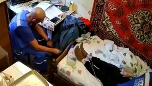 ЛЕКАР ХТЕО ДА ОПЉАЧКА СТАРЦА: Ратни ветеран позвао Хитну помоћ, они му изврнули џепове - скандал тресе Русију (ВИДЕО) ЛЕКАР ХТЕО ДА ОПЉАЧКА СТАРЦА: Ратни ветеран позвао Хитну помоћ, они му изврнули џепове - скандал тресе Русију (ВИДЕО)