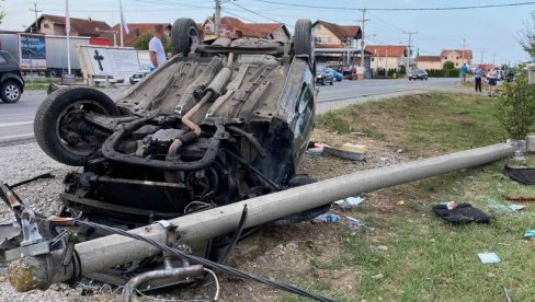 STRAŠNA FOTOGRAFIJA SAOBRAĆAJKE U BATAJNICI: Od auta ostao samo zgužvani metal, iščupao banderu od siline udara STRAŠNA FOTOGRAFIJA SAOBRAĆAJKE U BATAJNICI: Od auta ostao samo zgužvani metal, iščupao banderu od siline udara
