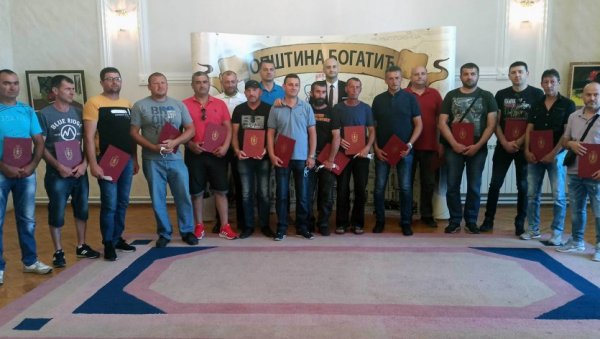 ВИШЕ ОД ПАЖЊЕ: Мачвани наградили хероје најновијег рата ВИШЕ ОД ПАЖЊЕ: Мачвани наградили хероје најновијег рата