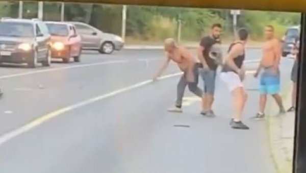 СКАНДАЛОЗНА СЦЕНА НА УЛИЦИ У БЕОГРАДУ: Група мушкараца се сукобила, гађали једни друге чак и секирама (ВИДЕО) СКАНДАЛОЗНА СЦЕНА НА УЛИЦИ У БЕОГРАДУ: Група мушкараца се сукобила, гађали једни друге чак и секирама (ВИДЕО)
