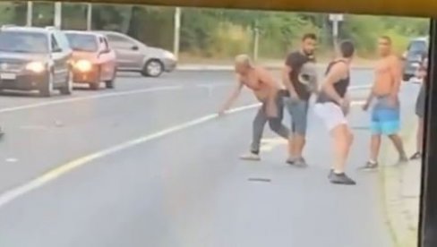 SKANDALOZNA SCENA NA ULICI U BEOGRADU: Grupa muškaraca se sukobila, gađali jedni druge čak i sekirama (VIDEO) SKANDALOZNA SCENA NA ULICI U BEOGRADU: Grupa muškaraca se sukobila, gađali jedni druge čak i sekirama (VIDEO)