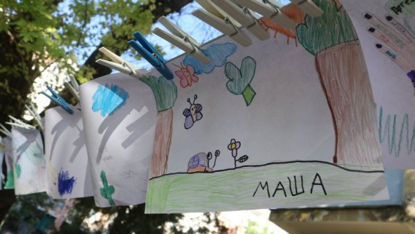 ЦРТАЛИ ШТА ЖЕЛЕ НА ЗИДУ: Манифестација Мале руке за велика дела у Новом Саду ЦРТАЛИ ШТА ЖЕЛЕ НА ЗИДУ: Манифестација Мале руке за велика дела у Новом Саду