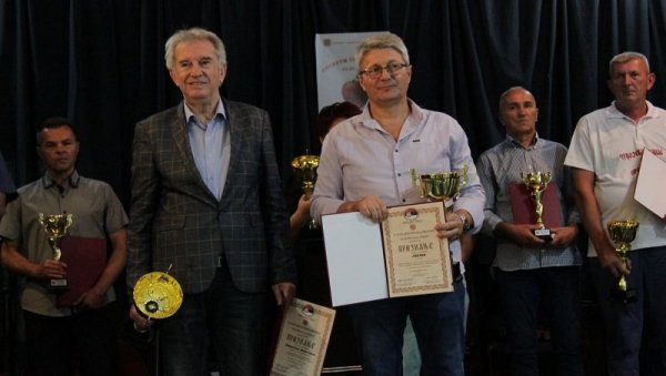 БАНАТСКО НОВО СЕЛО НАЈБОЉЕ У СРБИЈИ: Додељена признања на 51. „Сусретима села Србије“ у Јабуци БАНАТСКО НОВО СЕЛО НАЈБОЉЕ У СРБИЈИ: Додељена признања на 51. „Сусретима села Србије“ у Јабуци