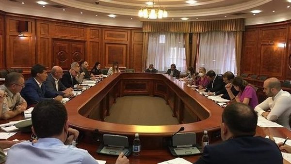 ЈОШ ЈЕДАН САСТАНАК РАДНЕ ГРУПЕ - Мали: Пролазимо кроз све активности, како би радови на Макишком пољу почели крајем године ЈОШ ЈЕДАН САСТАНАК РАДНЕ ГРУПЕ - Мали: Пролазимо кроз све активности, како би радови на Макишком пољу почели крајем године
