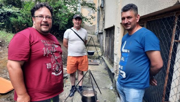 НАЈБОЉИ ГУЛАШ ПРАВИ НАСТАВНИК ФИЗИКЕ: Дејан калио рецепт на такмичењима, сада победио на Гулашијади НАЈБОЉИ ГУЛАШ ПРАВИ НАСТАВНИК ФИЗИКЕ: Дејан калио рецепт на такмичењима, сада победио на Гулашијади