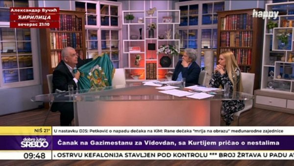 ВИШЕ СКАНДАЛА НЕГО БИРАЧА: Чанак изазвао нови инцидент - показао заставу црногорских комита у студију, а онда се указала тробојка (ФОТО) ВИШЕ СКАНДАЛА НЕГО БИРАЧА: Чанак изазвао нови инцидент - показао заставу црногорских комита у студију, а онда се указала тробојка (ФОТО)