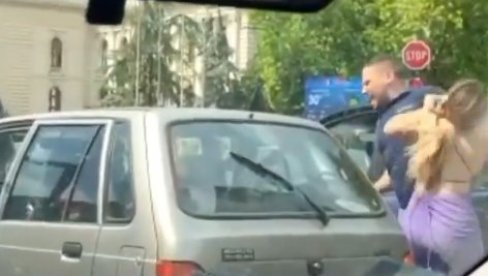 SNIMLJENA JOŠ JEDNA TUČA U BEOGRADU: Devojka nasred ulice pesniči mladića, drugi izleteo iz kola (VIDEO) SNIMLJENA JOŠ JEDNA TUČA U BEOGRADU: Devojka nasred ulice pesniči mladića, drugi izleteo iz kola (VIDEO)