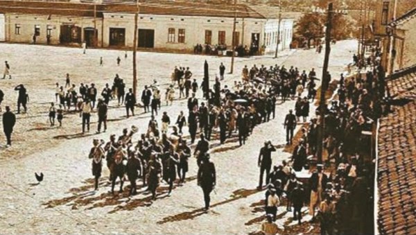 ПОТПУКОВНИК МИСИТА, ИГУМАН ЏИЏА И ПОП ВЛАДА ИСТЕРАЛИ НЕМЦЕ: Лозница је на данашњи дан 31. августа била први ослобођени град у Европи ПОТПУКОВНИК МИСИТА, ИГУМАН ЏИЏА И ПОП ВЛАДА ИСТЕРАЛИ НЕМЦЕ: Лозница је на данашњи дан 31. августа била први ослобођени град у Европи
