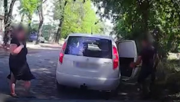 СКИДАЈУ КАТАЛИЗАТОРЕ ЗА 30 СЕКУНДИ! Лопови снимљени у акцији, цене иду и до хиљаду евра СКИДАЈУ КАТАЛИЗАТОРЕ ЗА 30 СЕКУНДИ! Лопови снимљени у акцији, цене иду и до хиљаду евра