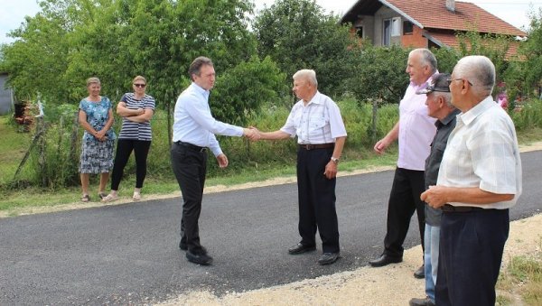 ВАСИЛИЈЕ ПЕРИЋ У НОВОМ НАСЕЉУ: Начелник Угљевика посетио месну заједницу у којој живе расељена лица (ФОТО) ВАСИЛИЈЕ ПЕРИЋ У НОВОМ НАСЕЉУ: Начелник Угљевика посетио месну заједницу у којој живе расељена лица (ФОТО)