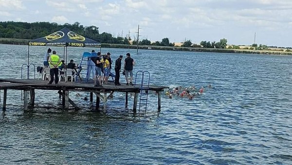 ВРСНЕ ПЛИВАЧЕ НИ ВЕТАР НИЈЕ ОМЕО: Више од стотину учесника на пливачком маратону на Бачкотополском језеру (ФОТО) ВРСНЕ ПЛИВАЧЕ НИ ВЕТАР НИЈЕ ОМЕО: Више од стотину учесника на пливачком маратону на Бачкотополском језеру (ФОТО)
