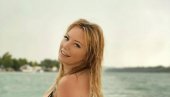 СТИЖЕ НОВА ПЕСМА: Ивана Јордан пуним плућима ужива на глисеру на реци Сави СТИЖЕ НОВА ПЕСМА: Ивана Јордан пуним плућима ужива на глисеру на реци Сави