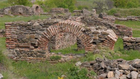 АРХЕОЛОЗИ СТИГЛИ У ЦАРИЧИН ГРАД: Чувар дочекао стручњаке на чувеном локалитету АРХЕОЛОЗИ СТИГЛИ У ЦАРИЧИН ГРАД: Чувар дочекао стручњаке на чувеном локалитету