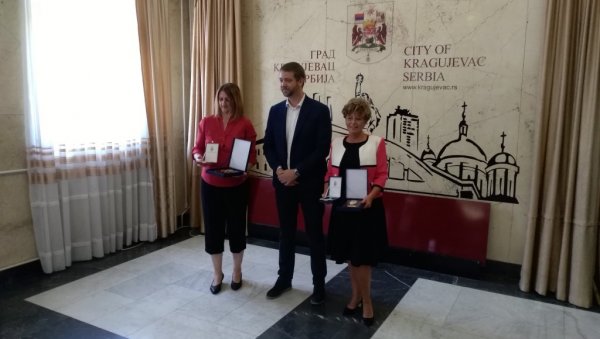 ПРИЈЕМ ЗА ОДЛИКОВАНЕ: У згради градске управе у Крагујевцу ПРИЈЕМ ЗА ОДЛИКОВАНЕ: У згради градске управе у Крагујевцу