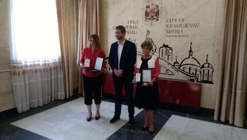 ПРИЈЕМ ЗА ОДЛИКОВАНЕ: У згради градске управе у Крагујевцу ПРИЈЕМ ЗА ОДЛИКОВАНЕ: У згради градске управе у Крагујевцу