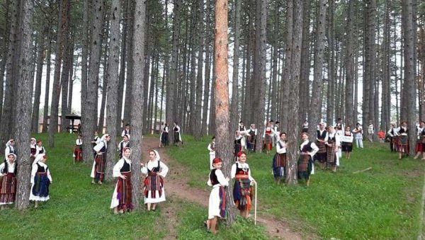 ГОСТОВАЊЕ „БОСИЉКА“: Шаргија и песме из Дервенте и Посавине одјекивали Златибором (ФОТО) ГОСТОВАЊЕ „БОСИЉКА“: Шаргија и песме из Дервенте и Посавине одјекивали Златибором (ФОТО)
