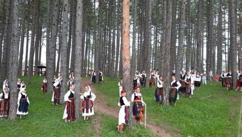 ГОСТОВАЊЕ „БОСИЉКА“: Шаргија и песме из Дервенте и Посавине одјекивали Златибором (ФОТО) ГОСТОВАЊЕ „БОСИЉКА“: Шаргија и песме из Дервенте и Посавине одјекивали Златибором (ФОТО)