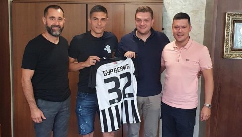 UROŠ ĐURĐEVIĆ POSETIO PARTIZAN: Napadač dobio dres na poklon UROŠ ĐURĐEVIĆ POSETIO PARTIZAN: Napadač dobio dres na poklon