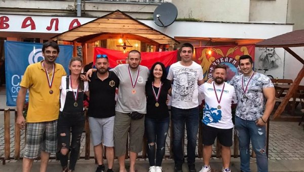 ИГРАЛИ СТОНИ ФУДБАЛ ЗА ДЕЦУ СА КиМ: У Пландишту прикупљено преко 20.000 динара за прво летовање ИГРАЛИ СТОНИ ФУДБАЛ ЗА ДЕЦУ СА КиМ: У Пландишту прикупљено преко 20.000 динара за прво летовање