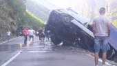 NESREĆA KOD DROMIRA: Šleper sleteo s puta, pa visio uznad provalije NESREĆA KOD DROMIRA: Šleper sleteo s puta, pa visio uznad provalije