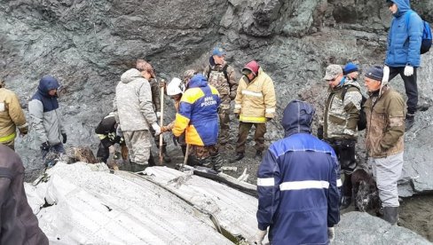 УЗНЕМИРУЈУЋЕ: Тела погинулих у авионској несрећи у Русији извлаче из воде (ФОТО/ВИДЕО) УЗНЕМИРУЈУЋЕ: Тела погинулих у авионској несрећи у Русији извлаче из воде (ФОТО/ВИДЕО)