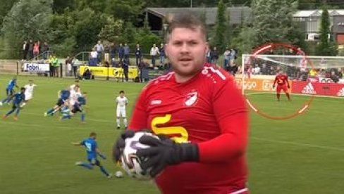 BUCKO JE HIT U HOLANDIJI: Golman amaterskog kluba ima višak kilograma, Ajaks nije uspeo da ga savlada (FOTO/VIDEO) BUCKO JE HIT U HOLANDIJI: Golman amaterskog kluba ima višak kilograma, Ajaks nije uspeo da ga savlada (FOTO/VIDEO)