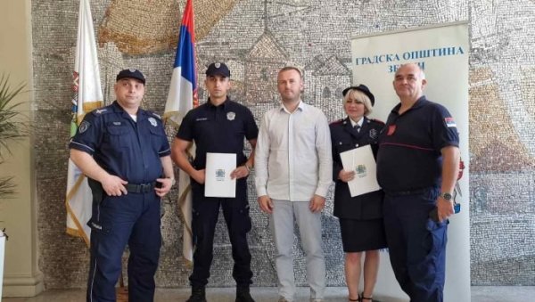 ДОДЕЉЕНА ПРИЗНАЊА: Награђени најбољи ватрогасац и полицајац ДОДЕЉЕНА ПРИЗНАЊА: Награђени најбољи ватрогасац и полицајац