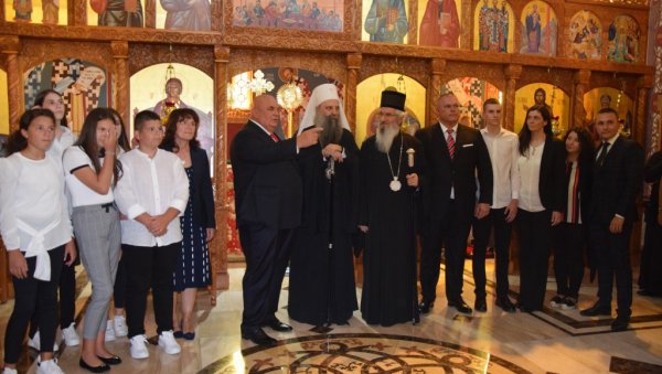 ПАТРИЈАРХ ПОРФИРИЈЕ У ХРАМУ У КОНЧАРЕВУ: Служио литургију, а потом причестио вернике (ФОТО) ПАТРИЈАРХ ПОРФИРИЈЕ У ХРАМУ У КОНЧАРЕВУ: Служио литургију, а потом причестио вернике (ФОТО)