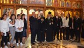 ПАТРИЈАРХ ПОРФИРИЈЕ У ХРАМУ У КОНЧАРЕВУ: Служио литургију, а потом причестио вернике (ФОТО)