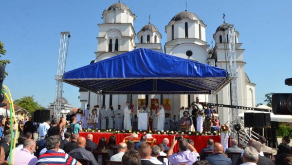 ХИЉАДЕ ЉУДИ ДОЧЕКАЛО ПАТРИЈАРХА У КОНЧАРЕВУ Порфирије: Вера је темељ нашег живота, хвала Јагодини, хвала Шумадији (ФОТО) ХИЉАДЕ ЉУДИ ДОЧЕКАЛО ПАТРИЈАРХА У КОНЧАРЕВУ Порфирије: Вера је темељ нашег живота, хвала Јагодини, хвала Шумадији (ФОТО)