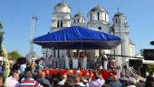 ХИЉАДЕ ЉУДИ ДОЧЕКАЛО ПАТРИЈАРХА У КОНЧАРЕВУ Порфирије: Вера је темељ нашег живота, хвала Јагодини, хвала Шумадији (ФОТО)