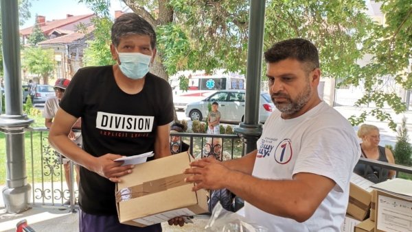 ПОМОЋ РОМИМА ИЗ ВРАЊА: Поделе пакета са средствима за хигијену ПОМОЋ РОМИМА ИЗ ВРАЊА: Поделе пакета са средствима за хигијену
